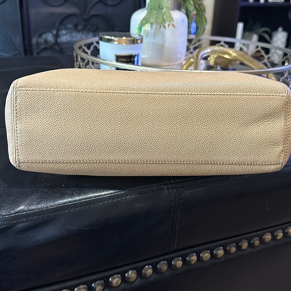 CHANEL Gold Shoulder Bag - Picture 5 of 14